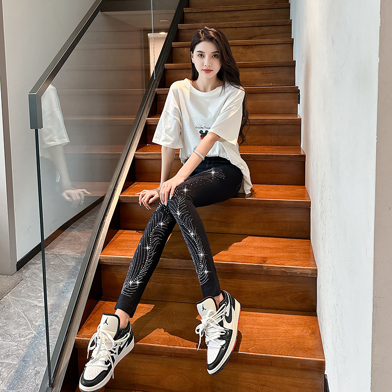 The new 2024 collection features fashionable diamond-encrusted outerwear, denim style leggings for women, spring stretch nine-inch leggings, and skinny pants Application Scenario