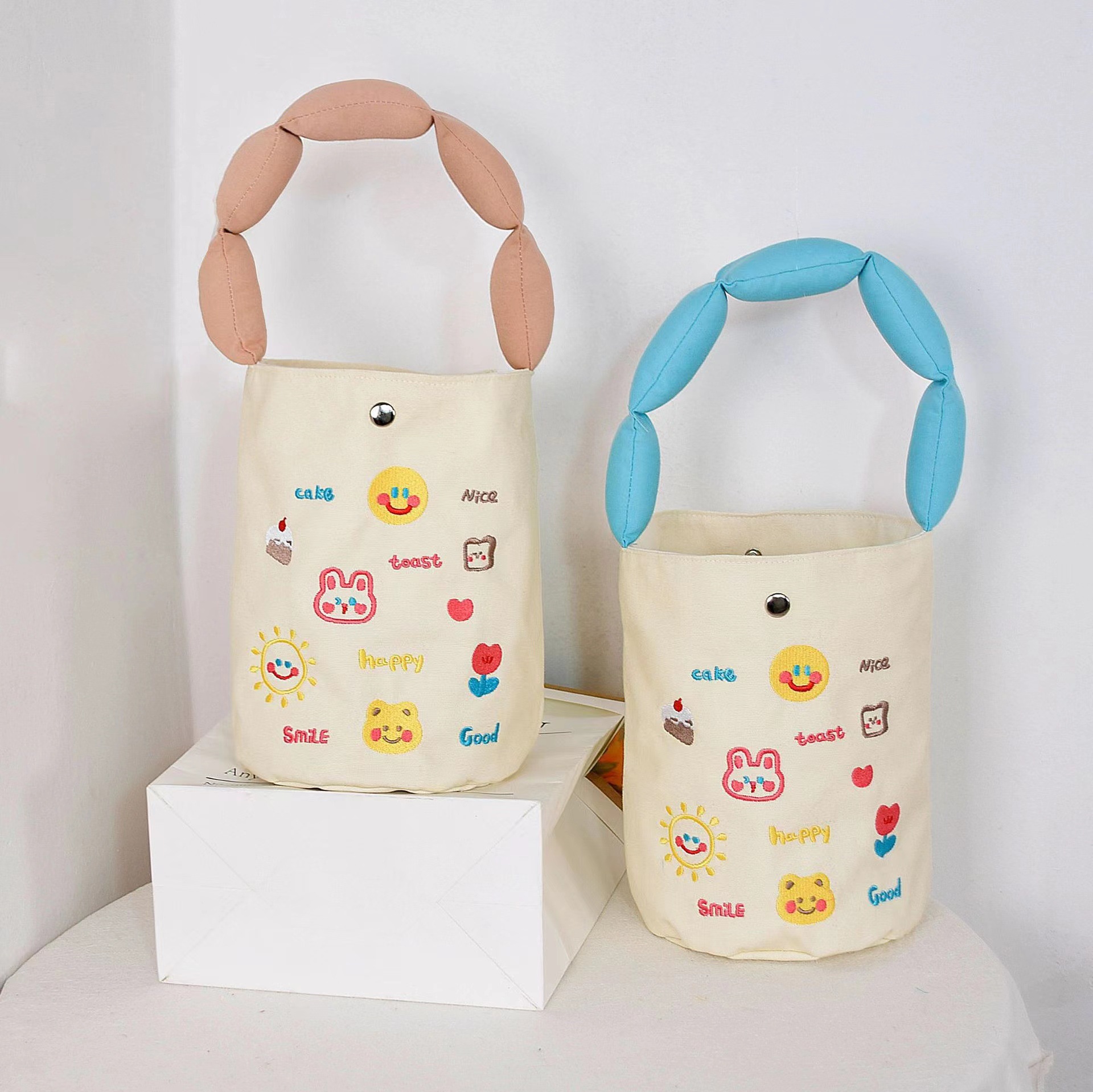 2022 New original embroidered handbag, canvas bag, female student lunch box bag, school and work handbag, small cloth bag details Picture