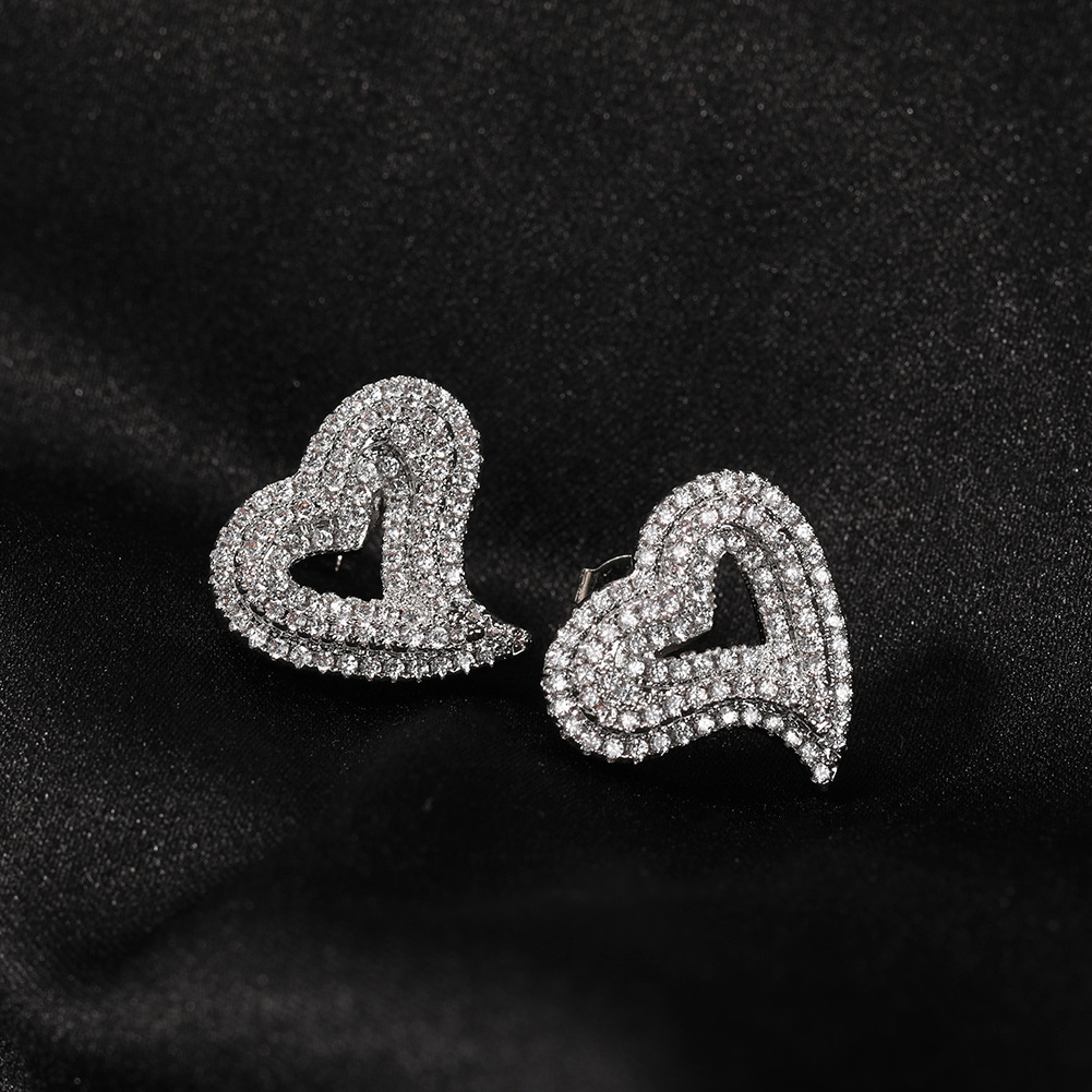 Zircon hollowed-out heart-shaped stud earrings, European and American retro light luxury fashion hip-hop stud earrings, exaggerated personality, ins earrings wholesale Specification image