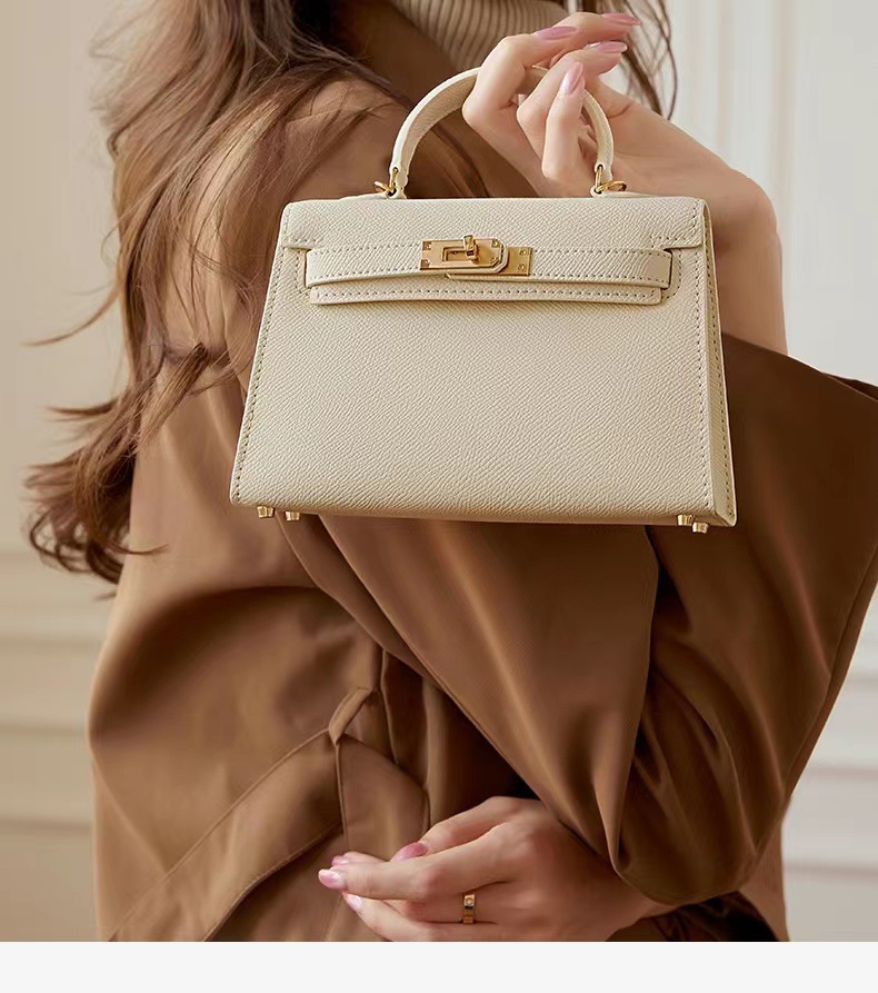 Single-shoulder fashionable, light luxury style, crossbody versatile and high-end handbag made of genuine leather for women Application Scenario