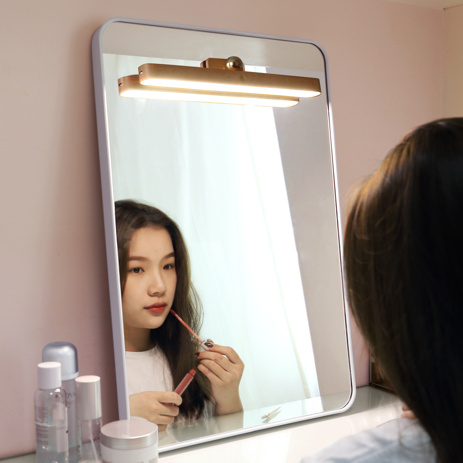 Great mirror front fill light, sensor wooden makeup touch fill light, LED night light, portable and movable magnetic suction Application Scenario