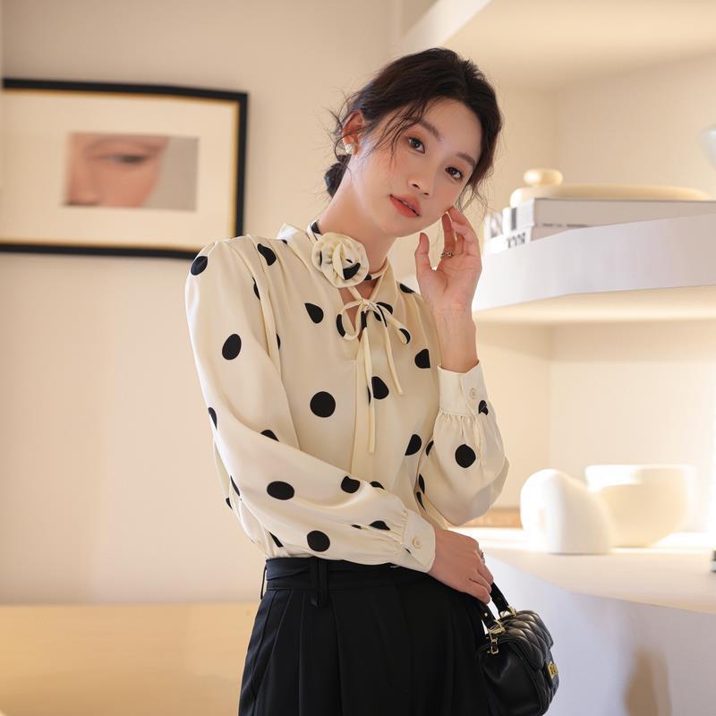 Chanel-style V-neck lace shirt for women 2023 new autumn collection, a beautiful French blouse with long sleeves and chiffon top details Picture