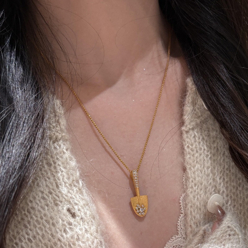 Vintage light luxury high-end brushed diamond-encrusted gold shovel necklace, fashionable and versatile, unique collarbone chain Application Scenario
