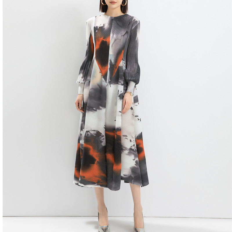 This dress for women exudes a sense of high-end fashion and elegance. It features printed lantern sleeves, loose, large-sized, semi-high-neck long skirt, a Middle Eastern style