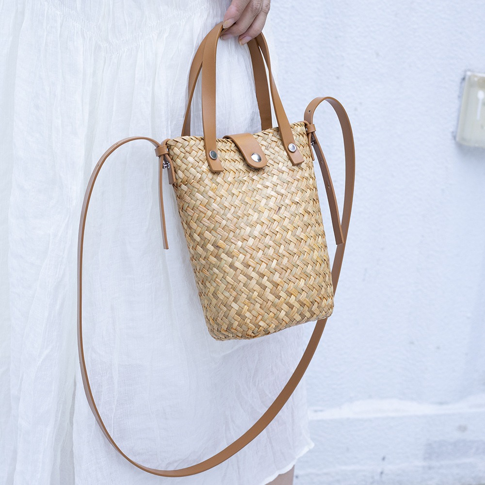 Straw-woven ins casual single-shoulder bag, women's crossbody bag, street fashion mobile phone bag, personalized bag, hand-woven postman bag details Picture