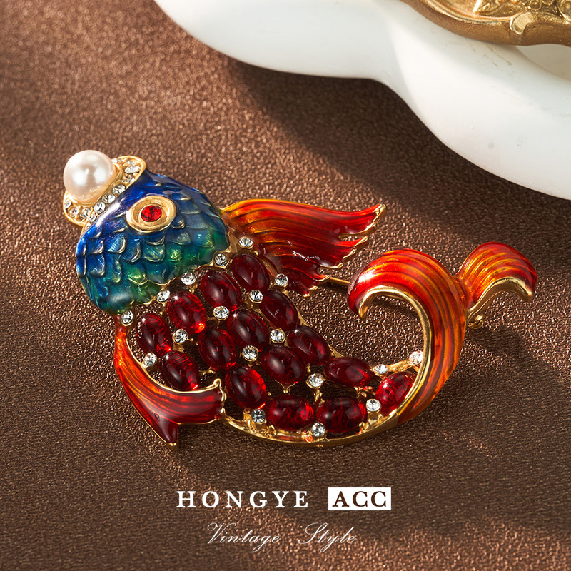 珍珠锦鲤胸针女高级感镶锆配饰小众衣饰精致珐琅中古风新饰品批发