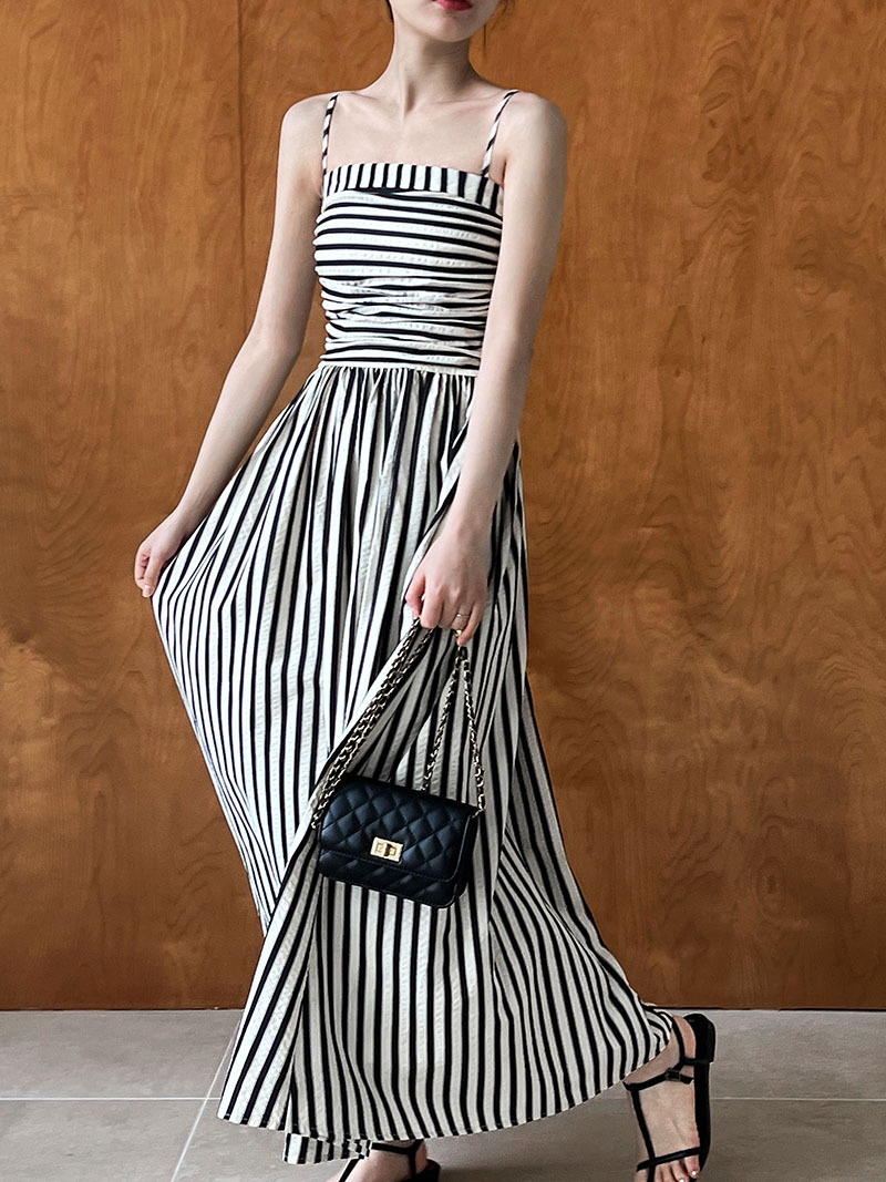 Lu Xi French striped strapless halter dress for women, a high-end off-the-shoulder pleated waist A-line long dress for summer 3226 Specification image