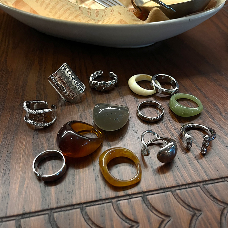 A niche and unique irregular-shaped resin ring with a cold opening shows off. The open copper electroplated ring pairs well with a versatile ring for women