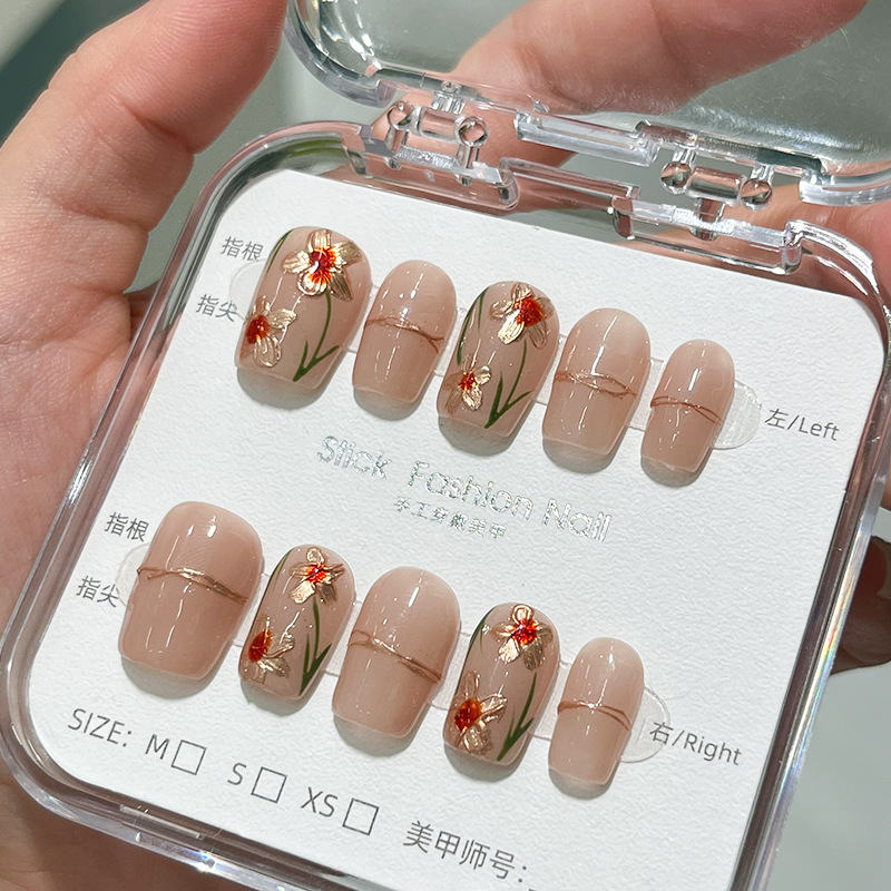 Yu Ning Pure Hand-Worn Nail Autumn Enamel Hand-Painted Flower Nail Art Temperament Gentle Bride Nail Light Therapy Nail Patch Application Scenario