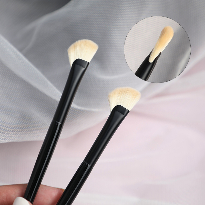 Scythe Nose Shadow Brush Oblique Contouring Brush Half Fan Cangzhou Makeup Brush Shadow Brush Fits The Nose Contour Application Scenario