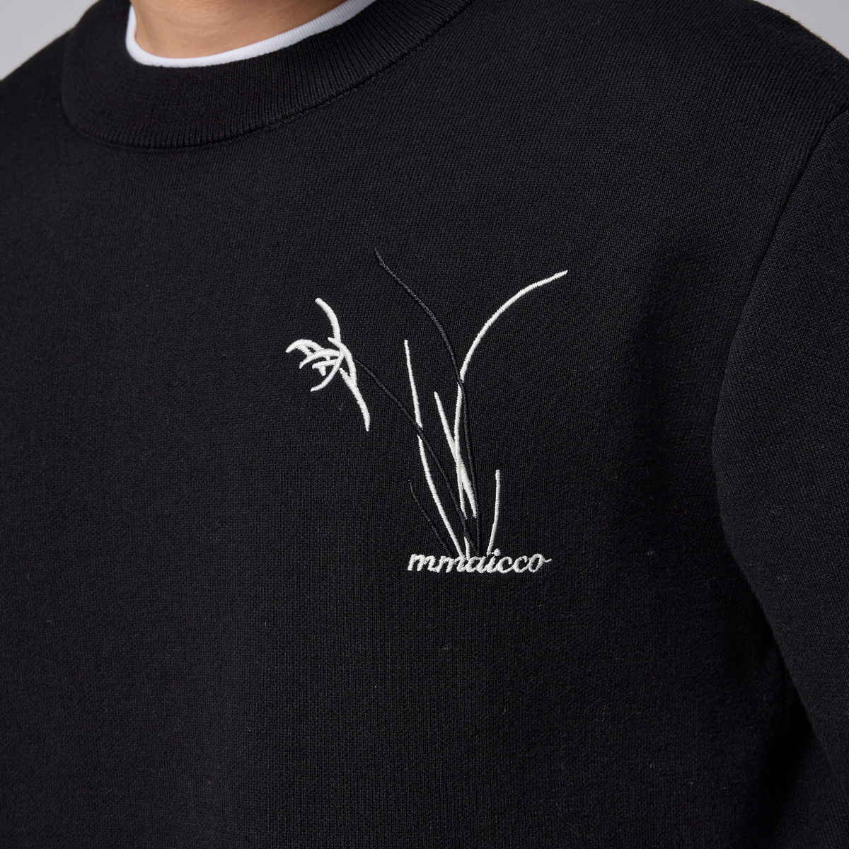 Momeck Men's Wear Orchid embroidery knitted sweater for men 2024 Winter New round neck Loose men's sweater 21837 Application Scenario