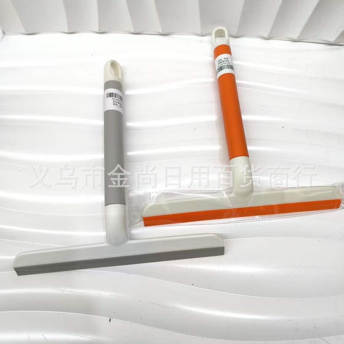 Wholesale of new glass cleaners, wipers, glass scrapers, household glass cleaning wonders, household tabletop, and restaurant use Application Scenario
