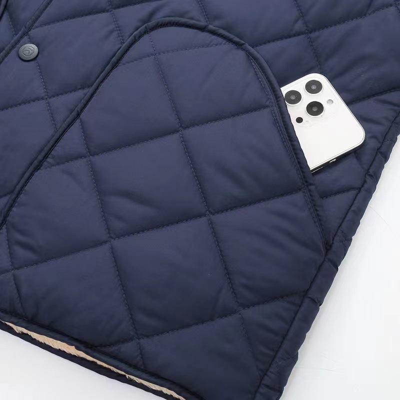 For middle-aged and elderly people, there are cotton-padded jackets with thick inner linings, men's cotton-padded jackets, loose winter versions, and long-sleeved cotton-padded jackets for grandpa warmth Application Scenario