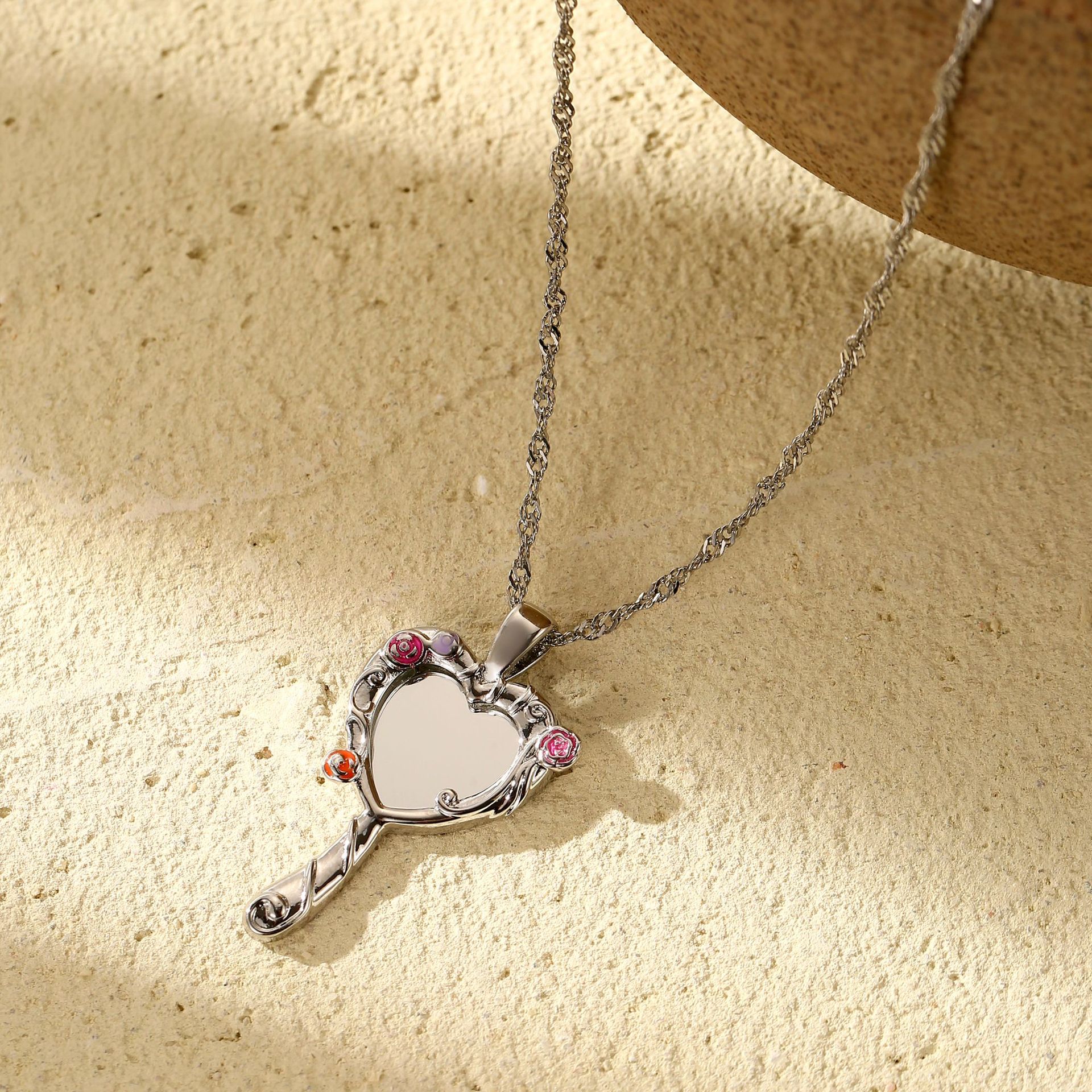 Hyacinth Barbie Magic Heart copper-plated real gold necklace, women's mirror lens frame, dopamine collarbone chain, girl's European and American ins high-end feel Application Scenario