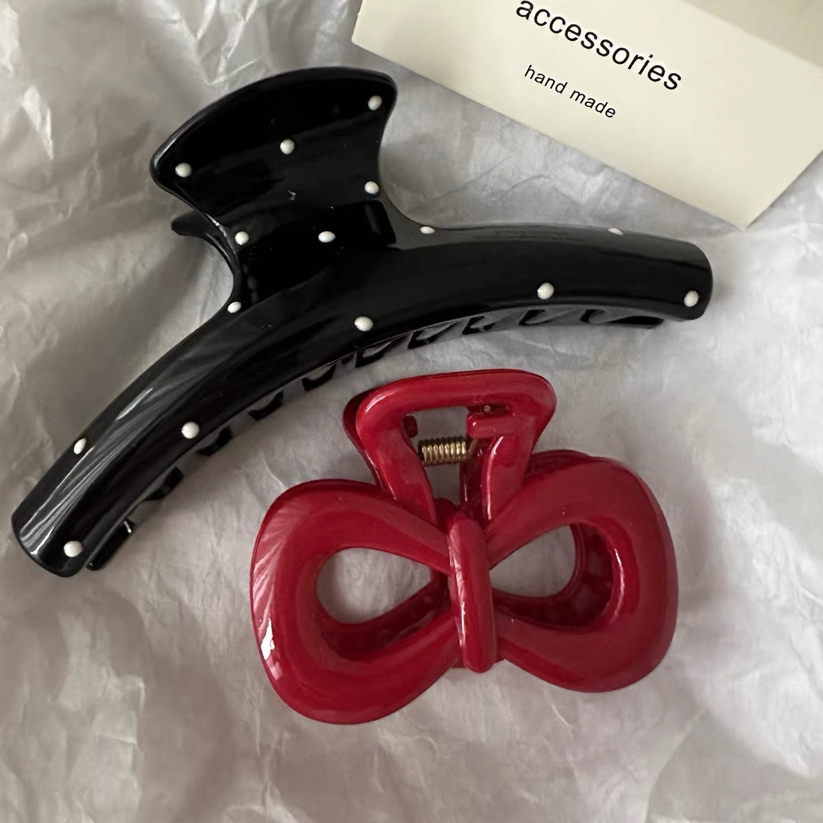 A best-selling, niche, high-appeal polka dot fryer clip, simple and elegant, half-tied hair clip at the back of the head Application Scenario