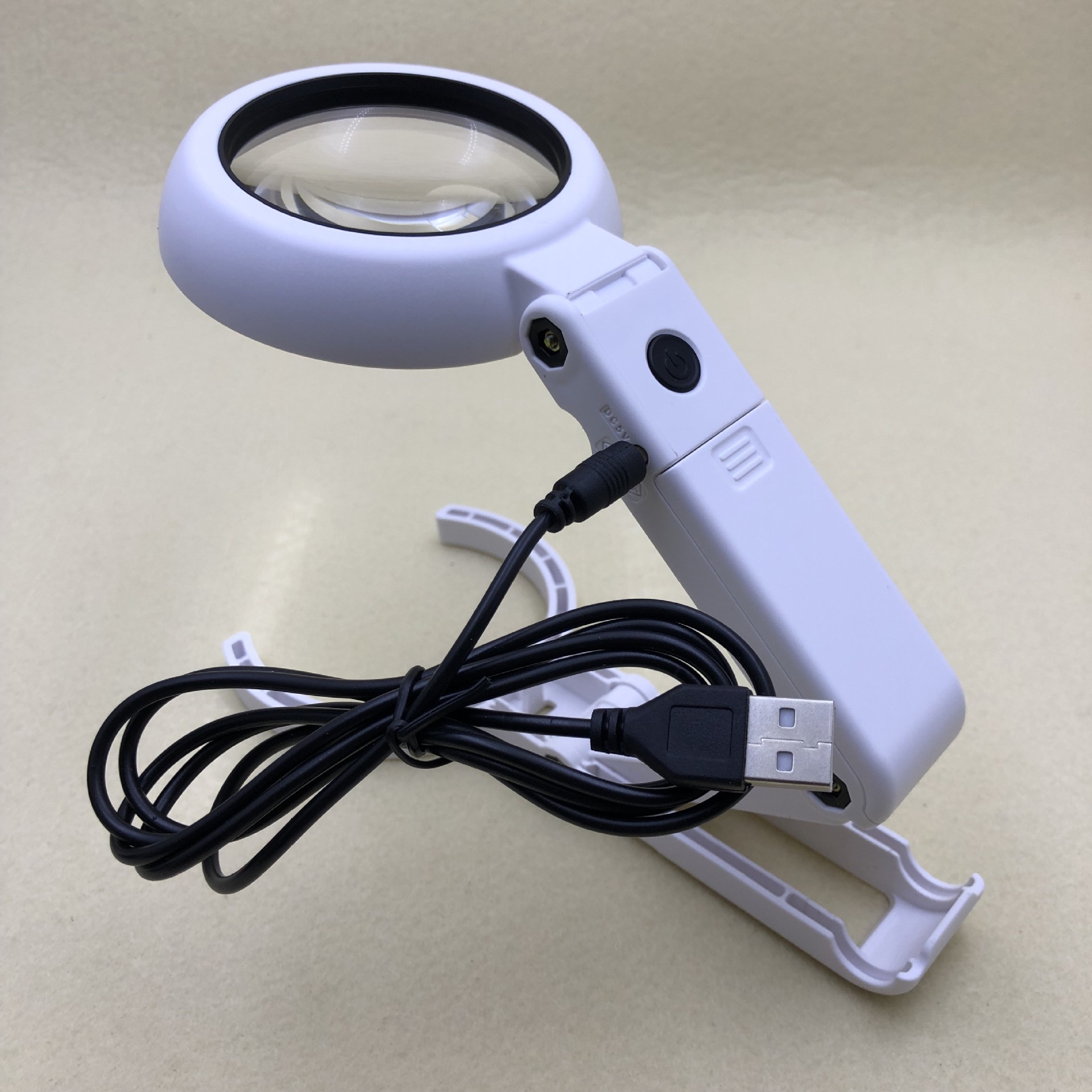 New USB handheld and desktop dual-purpose maintenance reading 8-LED light 7x magnifying glass FS65RC Application Scenario