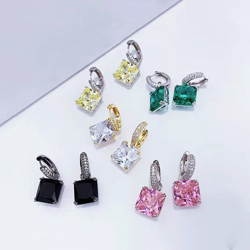 The new square colored earrings from Kashi exude a sense of high-end and light luxury. The gemstone ear buckles for women are slightly set with zircon, simple and versatile