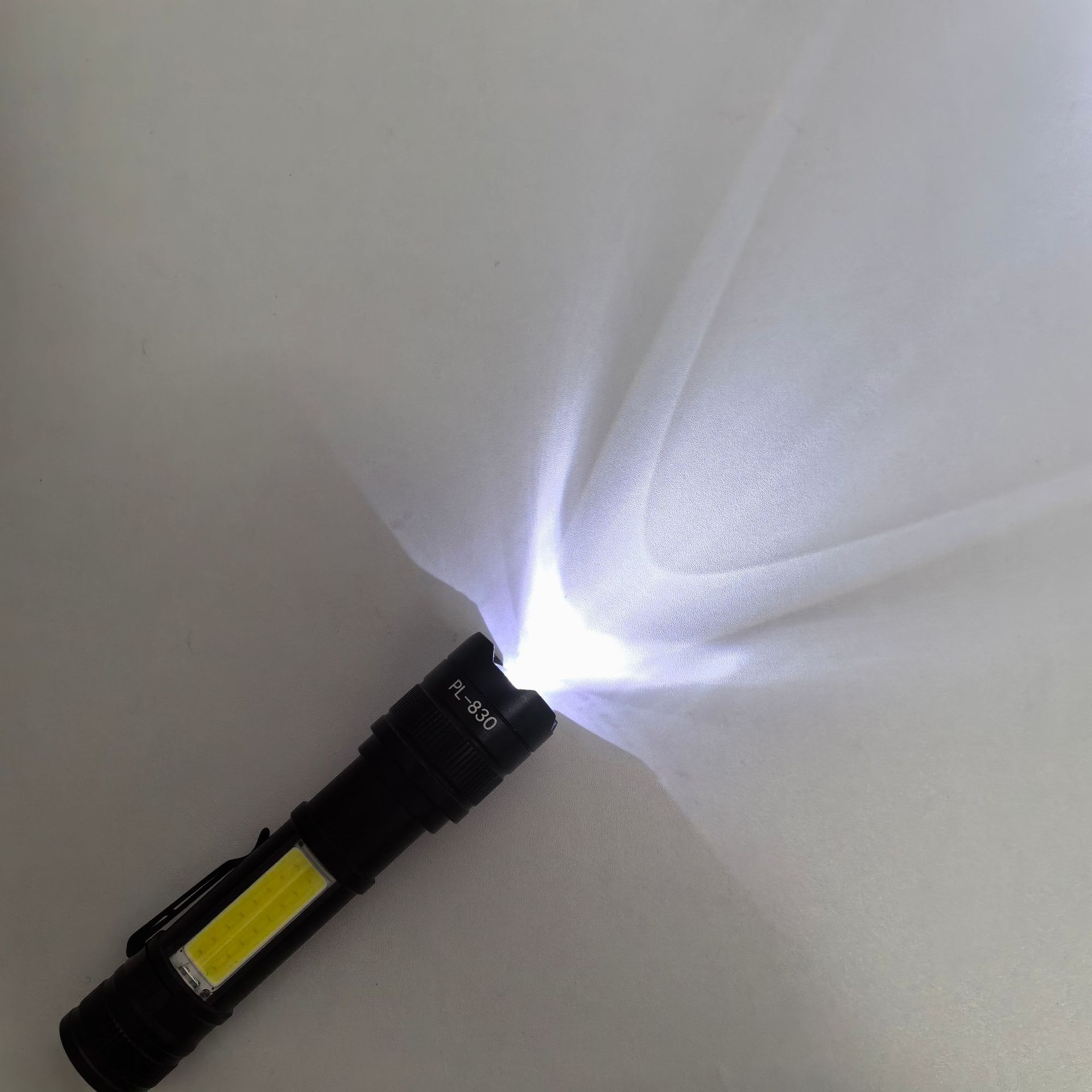 跨境白激光内置电池手电筒华为强光户外充电超亮手电筒变焦远射详情图4