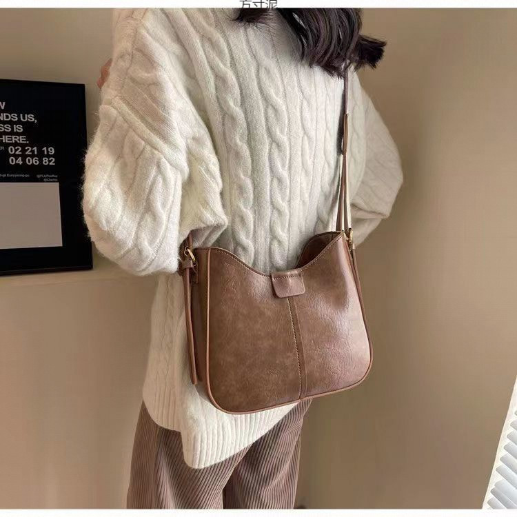 包包女士新款潮感时尚斜挎包复古今年流行宽带单肩水桶包一件批发详情15