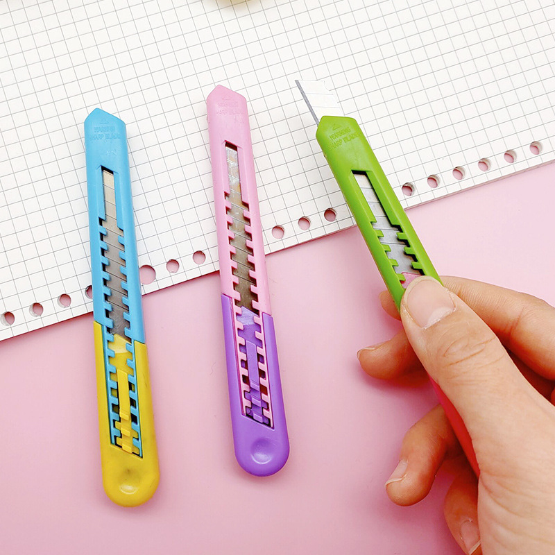 Creative two-color small utility knife, stainless steel wallpaper knife, unboxing and paper cutting knife, cute student stationery and express delivery knife