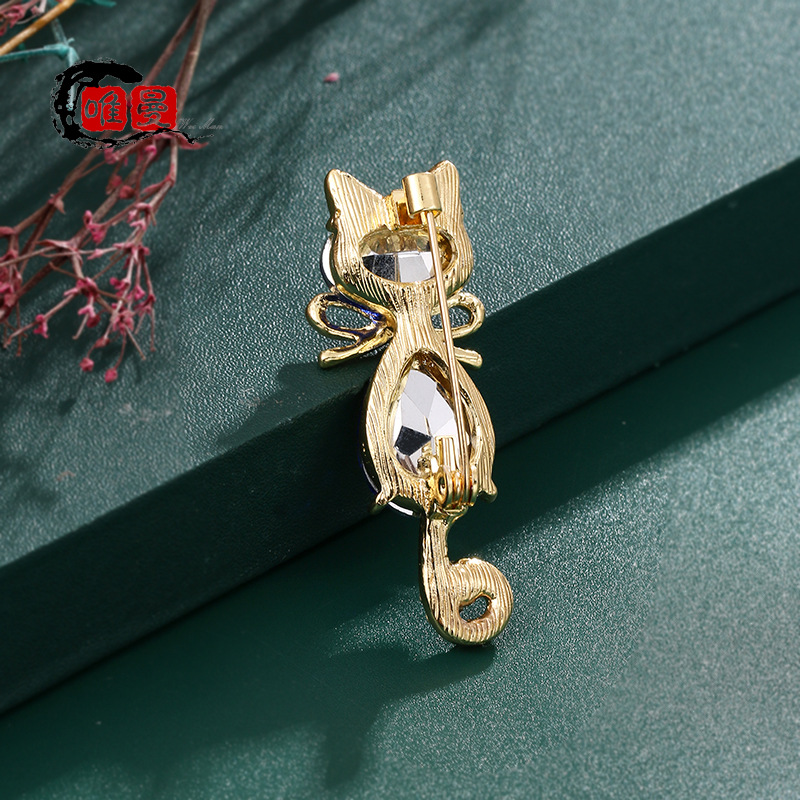 Cute blue crystal brooches with trendy cat designs from Japan and South Korea, diamond-encrusted, and unique designs. Sweet and elegant, popular online accessories Specification image