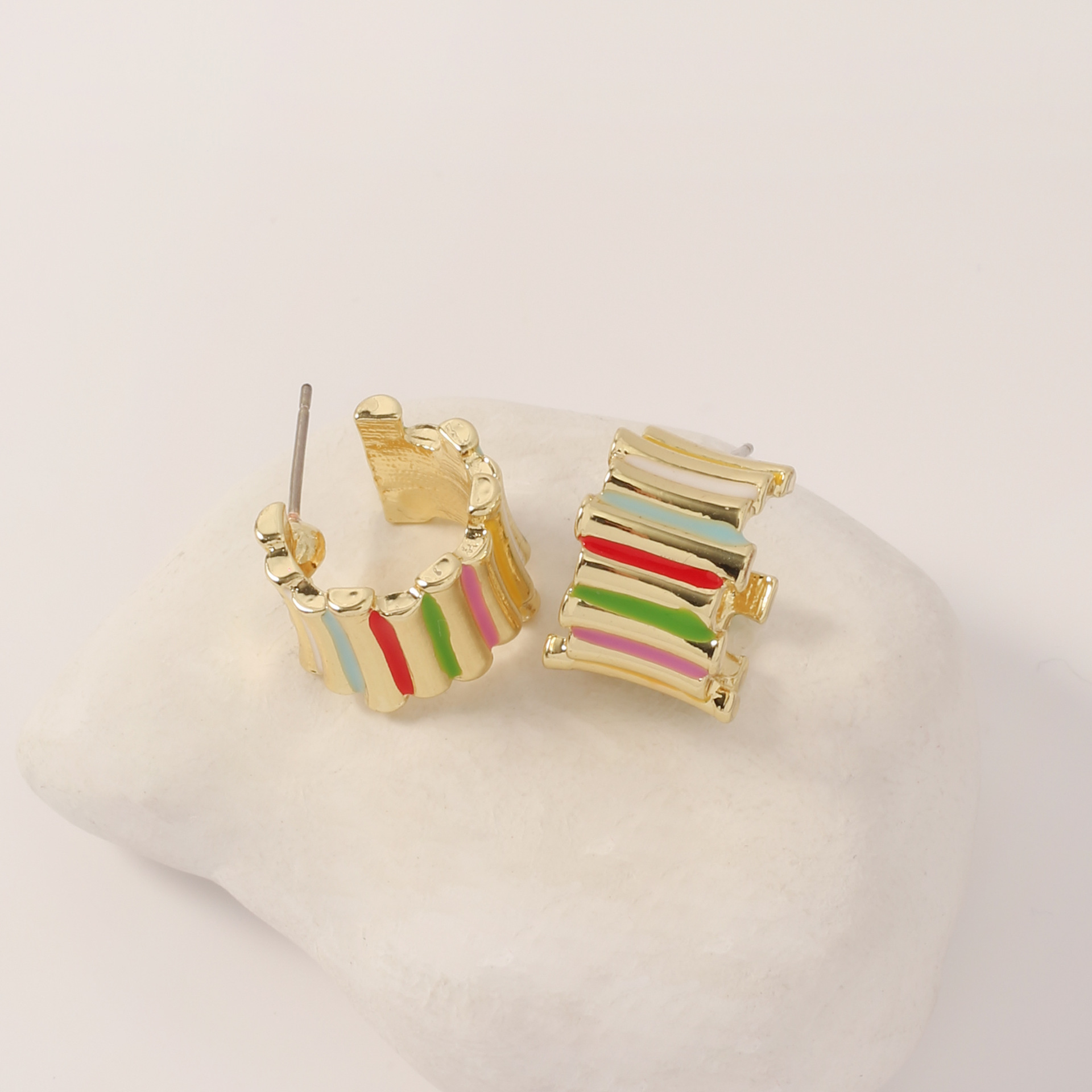 The new retro oil-dripping colored spiral earrings are fashionable, simple, individual, unique, niche and high-end design for women Item Picture