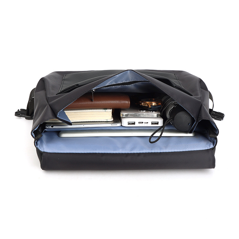 Cross-border trendy men's chest bag, casual, simple and functional messenger bag, high-quality business commuting large-capacity crossbody bag Application Scenario