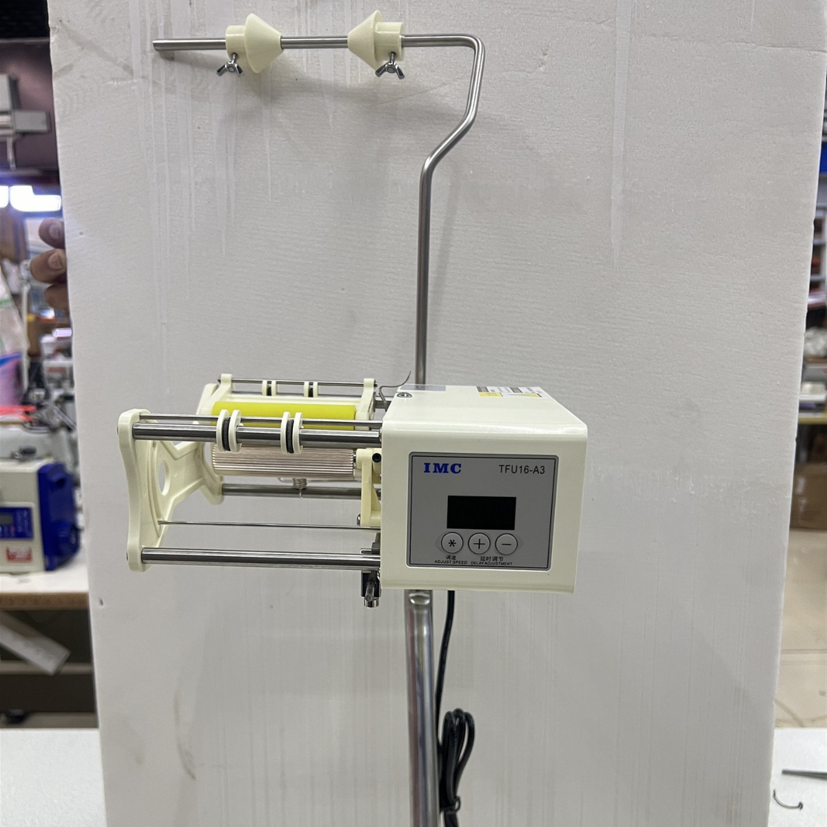 Sewing machine special loose belt, underwear sewing auxiliary equipment, belt feeding machine, upper feeding and side belt feeding device