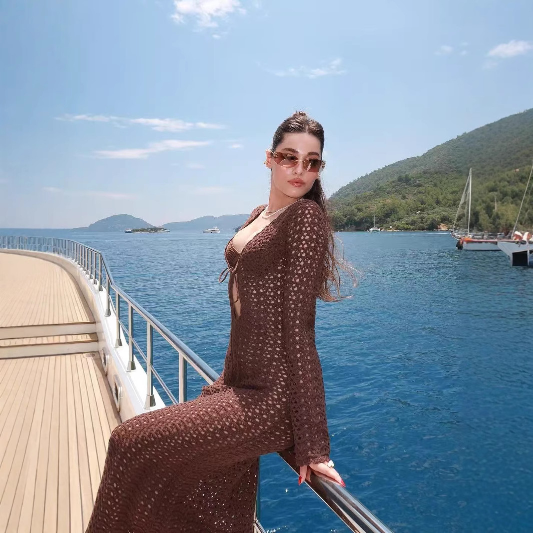 New beach dress for foreign trade, cross-border European and American women's clothing, V-neck cut-out slim long-sleeved dress for women in summer