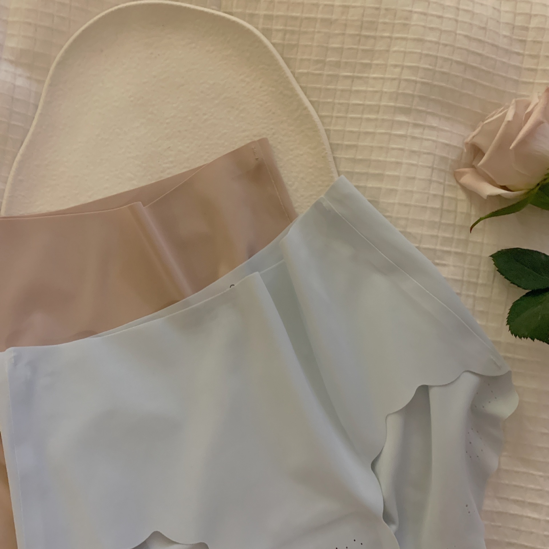 Japanese Non-Trace Ice Silk Adhesive Girls Vent Pure Cotton Crotch Solid Color Comfortable Wave Edge Simple Buttock Wrap Women's Underwear details Picture