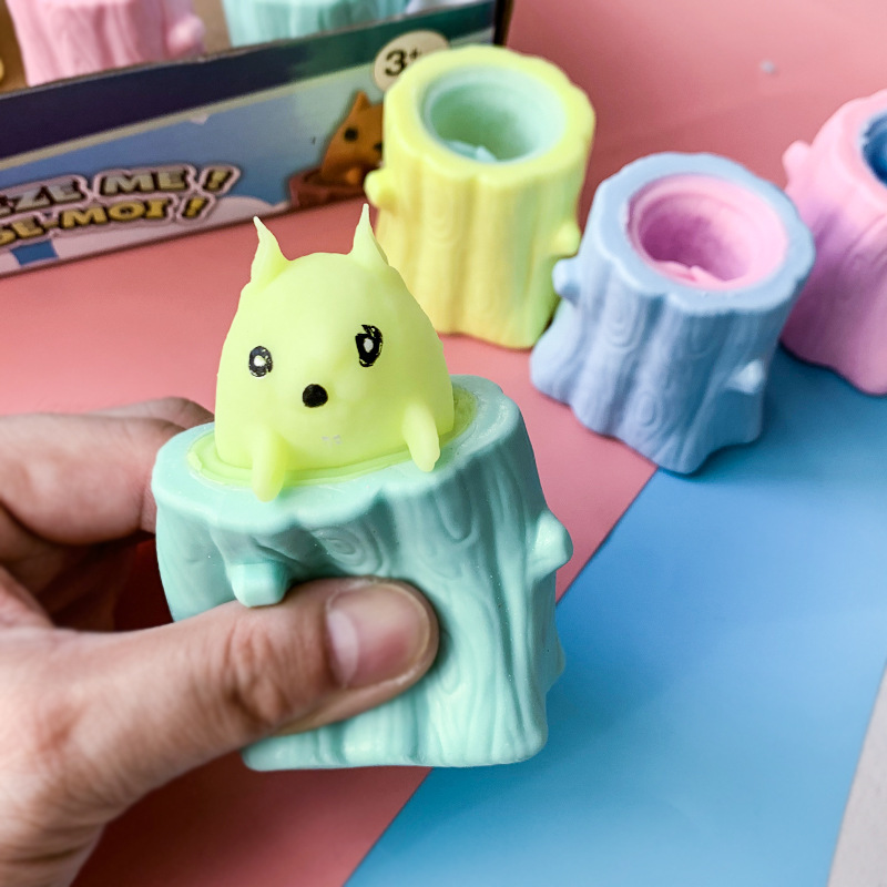 New stress-relieving Squirrel Cup, multi-color squeezing and pinching fun pocket, little animal release tool, stress-relieving pinching toy Application Scenario