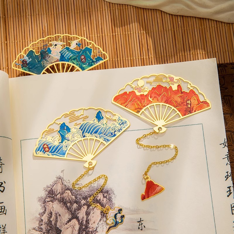 A thousand-mile landscape painting metal hollowed-out bookmark, classical Chinese style fan, brass souvenir bookmark, exquisite student gift Specification image