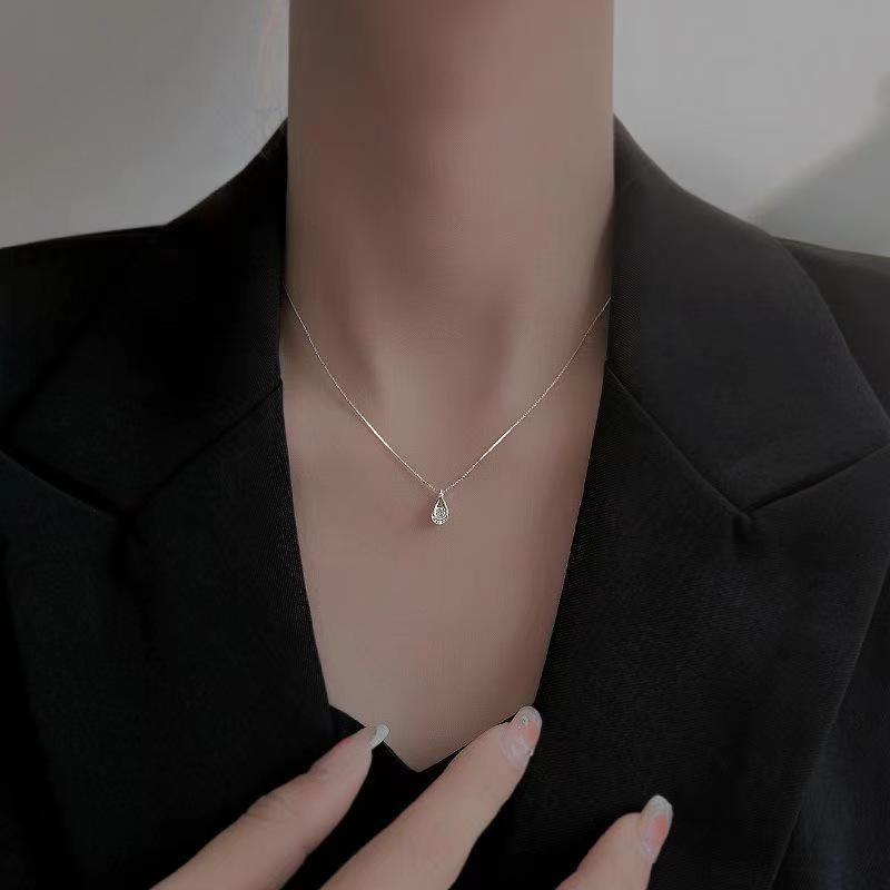 Net Red Zircon Water Drop Necklace For Women Light Luxury Hundred Match Niche Design Advanced Sense Of Simple Geometric Explosion Clavicle Chain Application Scenario