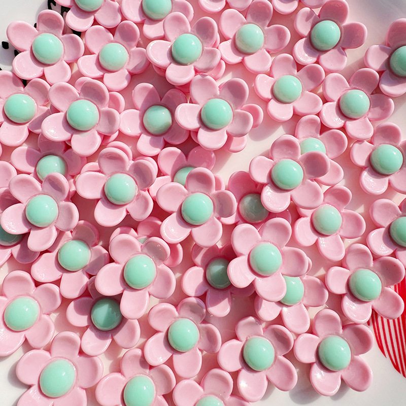 Cartoon shiny little flower diy resin jewelry accessories, phone cases, cream glue patches, hair clips, hair accessory materials Application Scenario