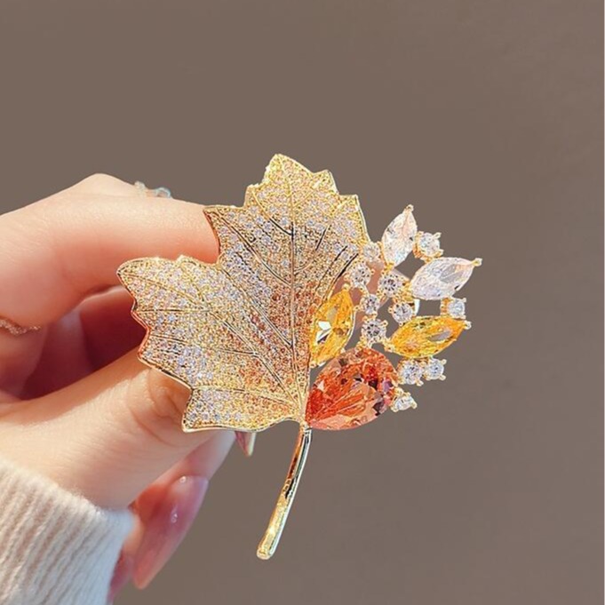 Alto grado vintage calado cristal broche mujer sentido premium alta gama strass hoja de arce broche pin fijación ropa accesorios Item Picture