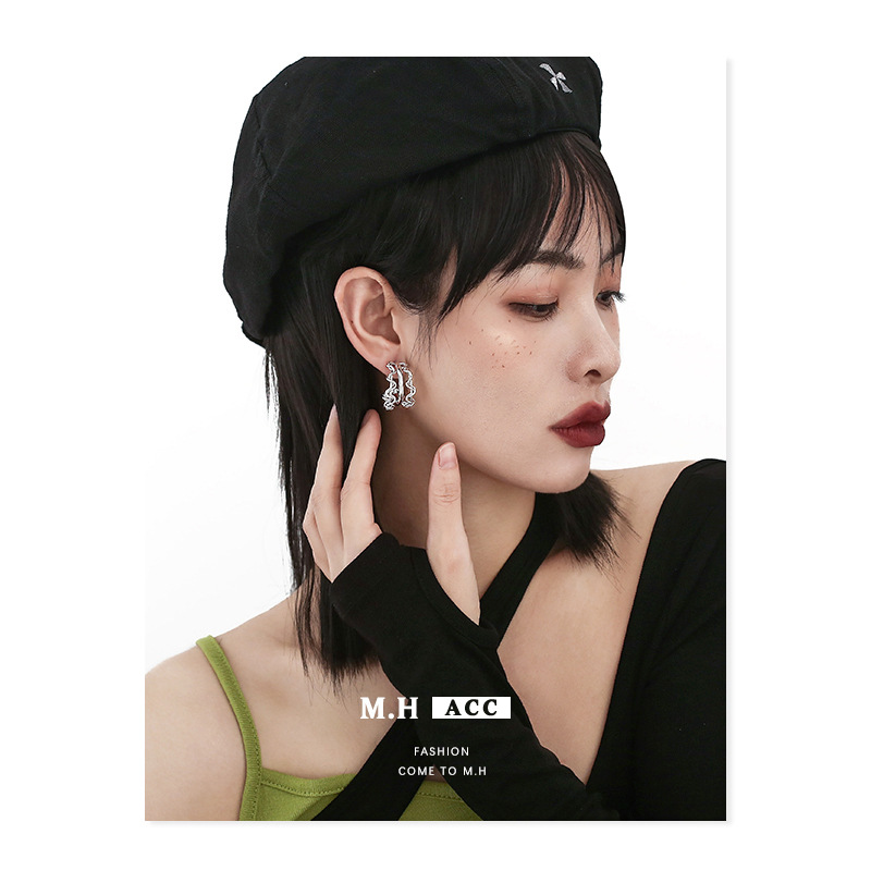 Personalized thorn earrings, heavy design, ins cold style, high-end feel, new European and American fashionable and cool stud earrings Specification image