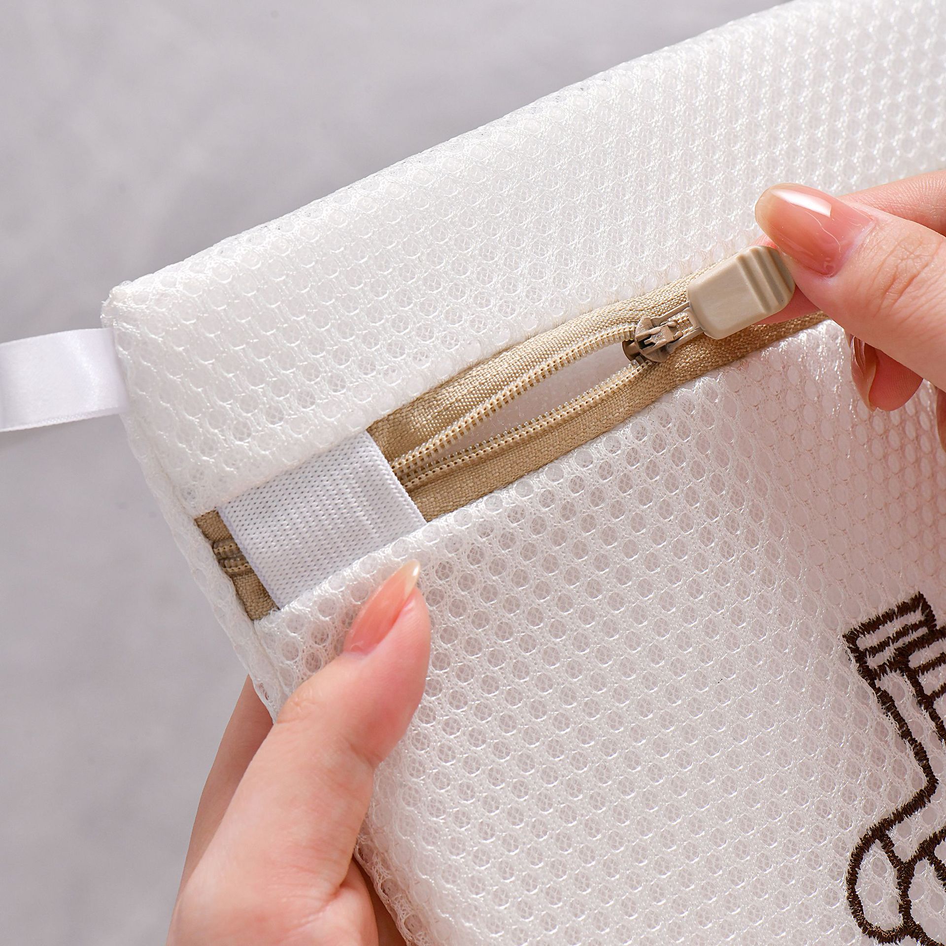 Modern Simple Air Laundry Bag Wholesale Embroidered Sandwich Bra Bag Thickened Anti-Deformation Printed Underwear Laundry Bag Application Scenario