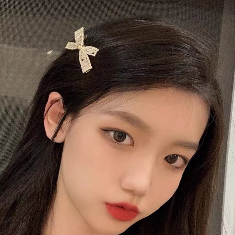 Korea light lazo de lujo pinza lateral flequilla pinza ins influencer cruz circonitas duckpoint pinza red hair accesorios Application Scenario