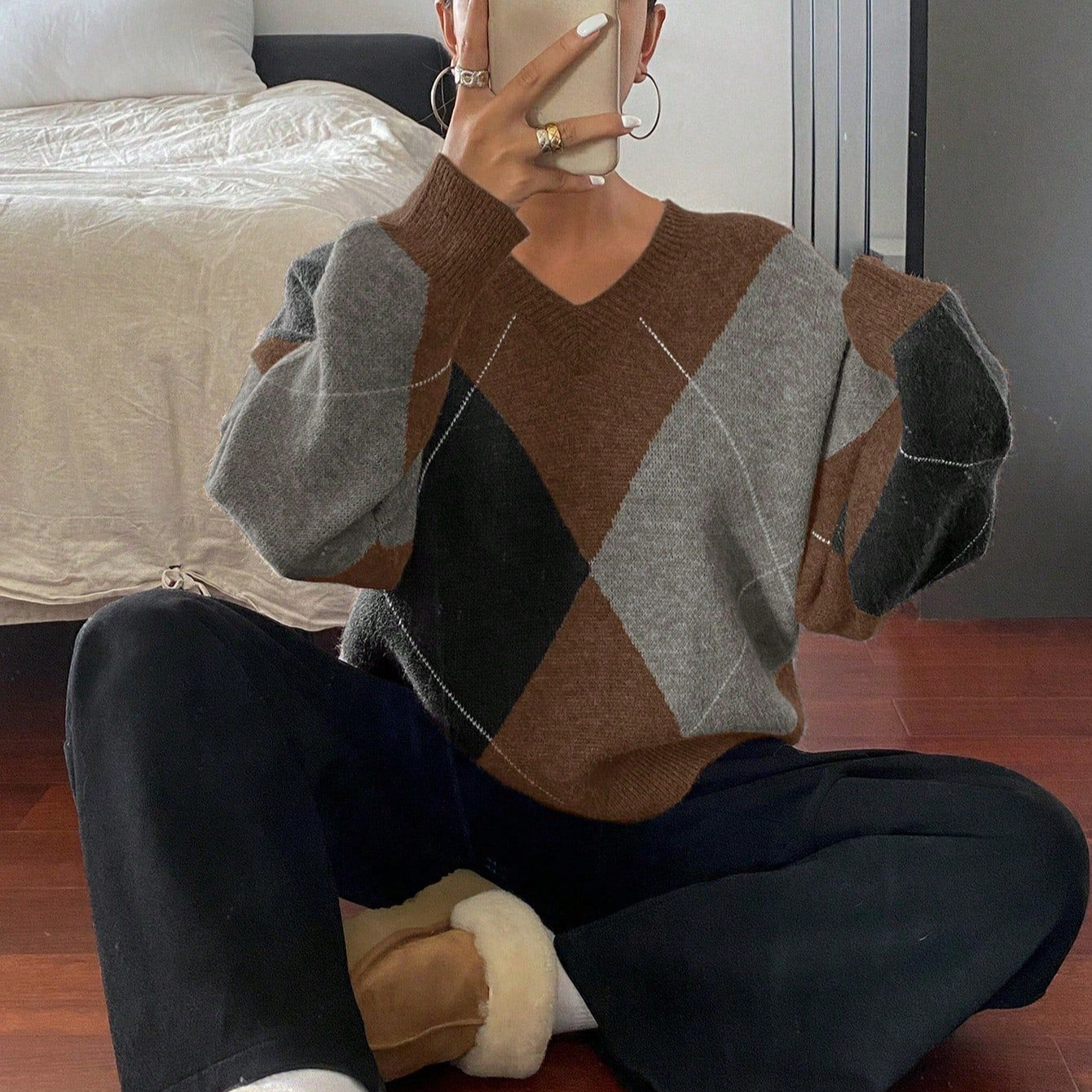 A retro color-blocking diamond-shaped V-neck sweater for women, a laid-back Korean-style knitted sweater, a casual and fashionable base layer for a trendy top details Picture