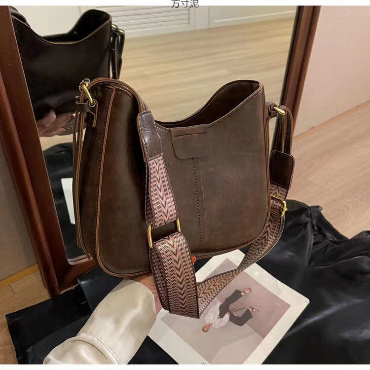 包包女士新款潮感时尚斜挎包复古今年流行宽带单肩水桶包一件批发详情31