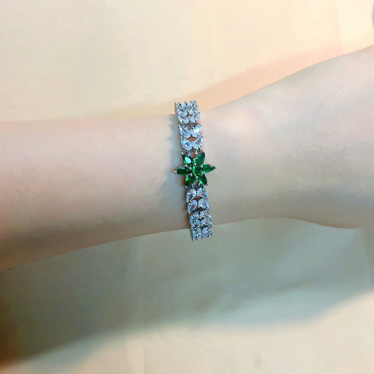 Kashi jewelry's high-end European and American style zircon bracelet and bangles are neutral, exaggerated and grand Application Scenario