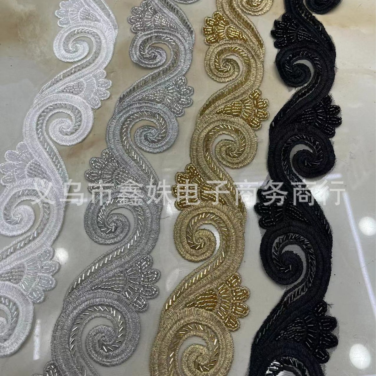 أما التجارة الخارجية فتخصص لفساتين الزفاف Item Picture