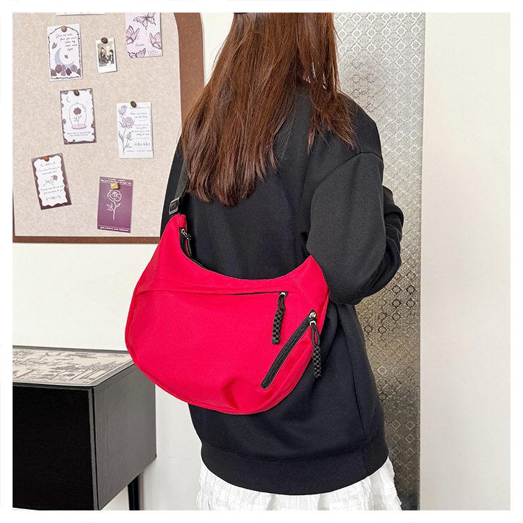 斜挎包女包简约时尚大容量轻便学生单肩健身包百搭跨境饺子包详情26