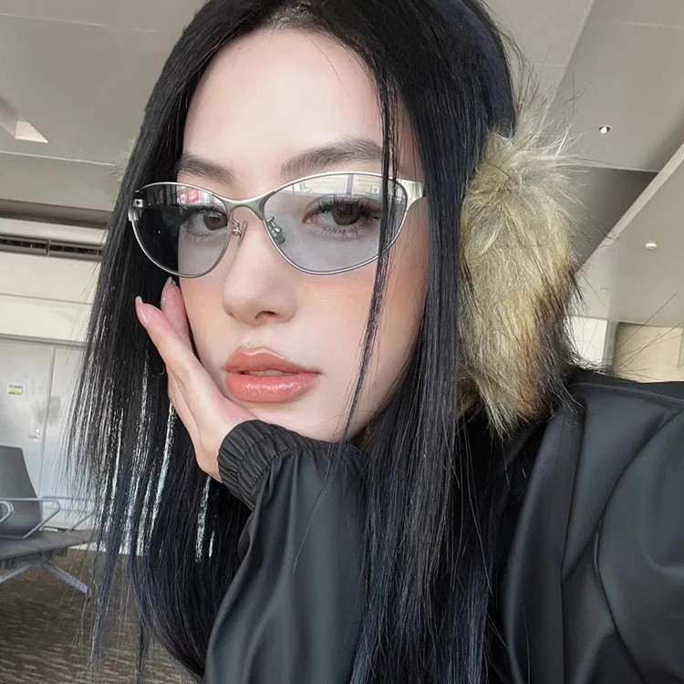 European and American futuristic style beach hot girl ultra-light sunglasses, a hit on Xiaohongshu, fashionable metal cat-eye retro sunglasses details Picture