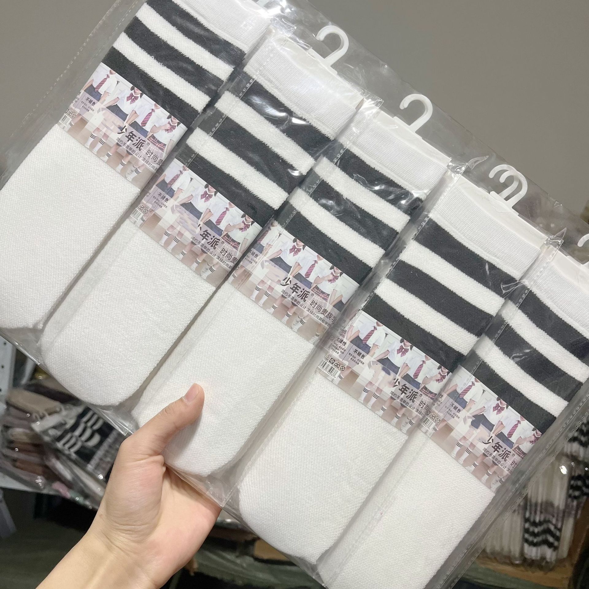 One-piece delivery service for new spring and summer styles of velvet stockings for boys, girls and children, student and college-style dance stockings, and solid-colored straight stockings for parallel bars