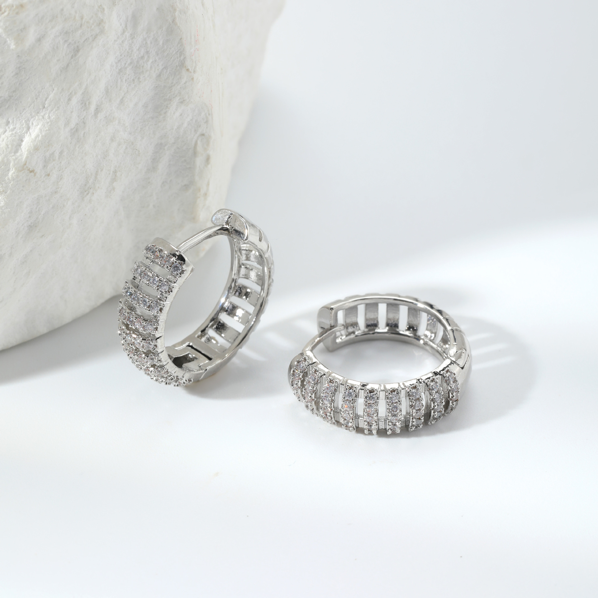Kashi's autumn cross-border minimalist InS-style ring zircon geometric sparkling ear buckles are Valentine's Day gift accessories for couples Specification image