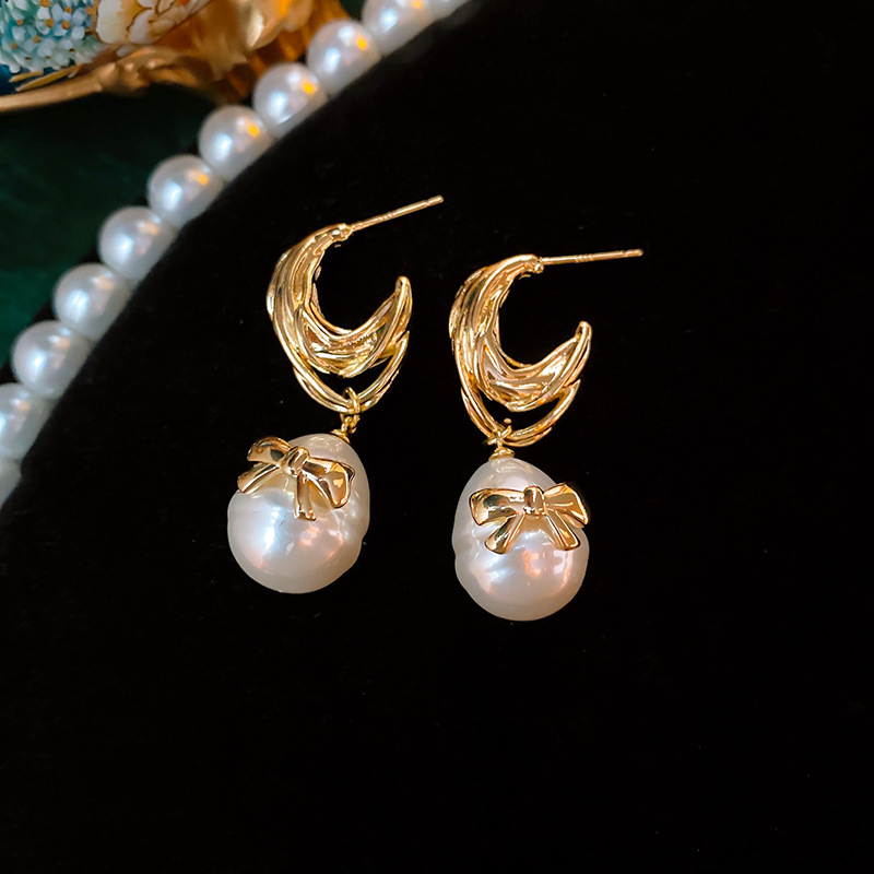 Pearl earrings with a high-end feel, real gold electroplated silver needle, French retro court style earrings, versatile earrings wholesale details Picture