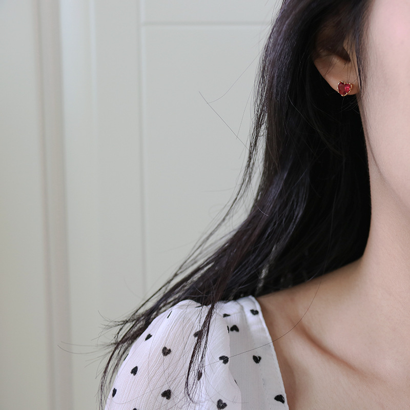 A new trend of light luxury and fashionable French heart-shaped zircon earrings for women on Instagram, with a sweet and elegant personality and a heart shape details Picture