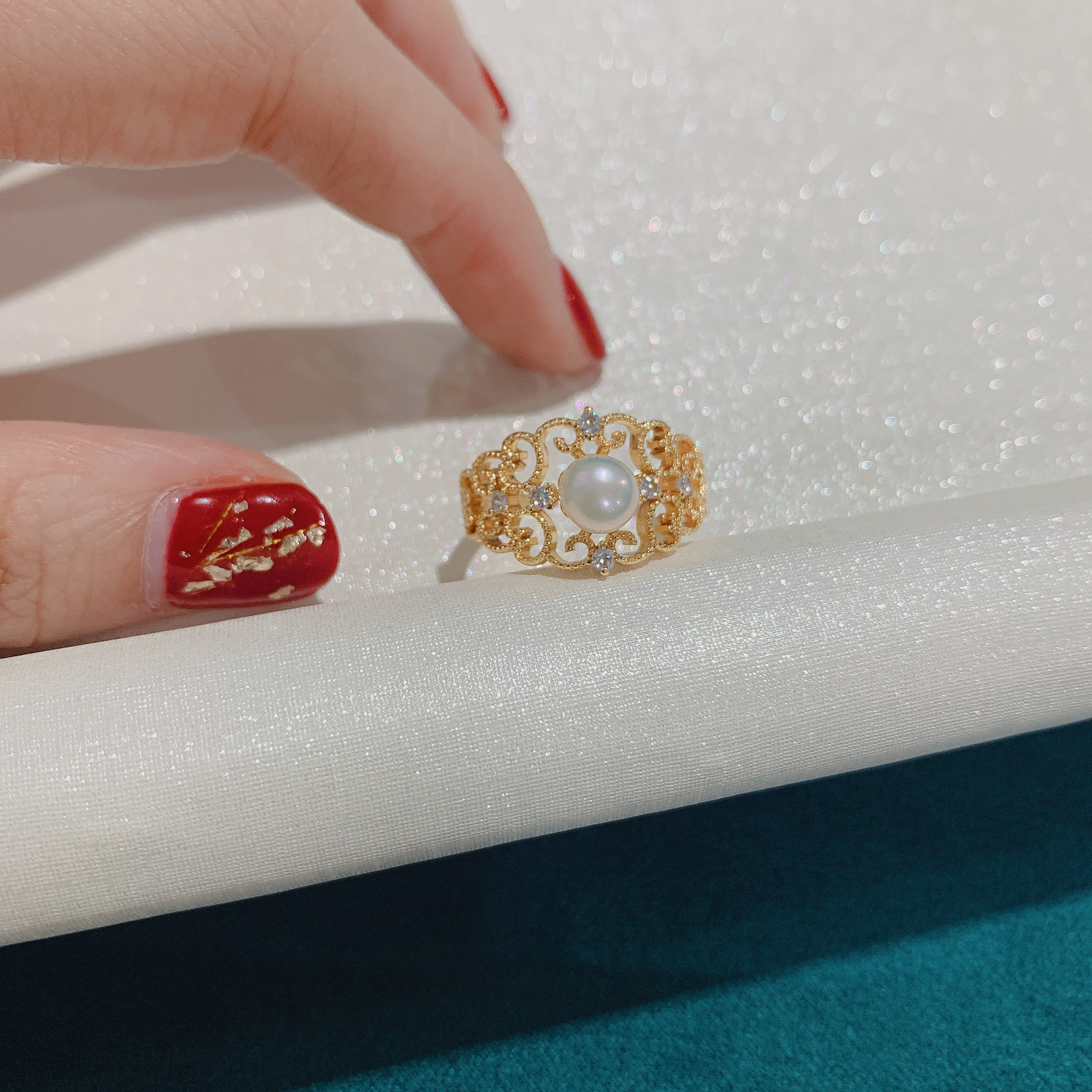 Copper-plated real gold diy pearl empty stand accessories, retro court-style ring, empty stand lace open ring, can be stuck with pearls Application Scenario