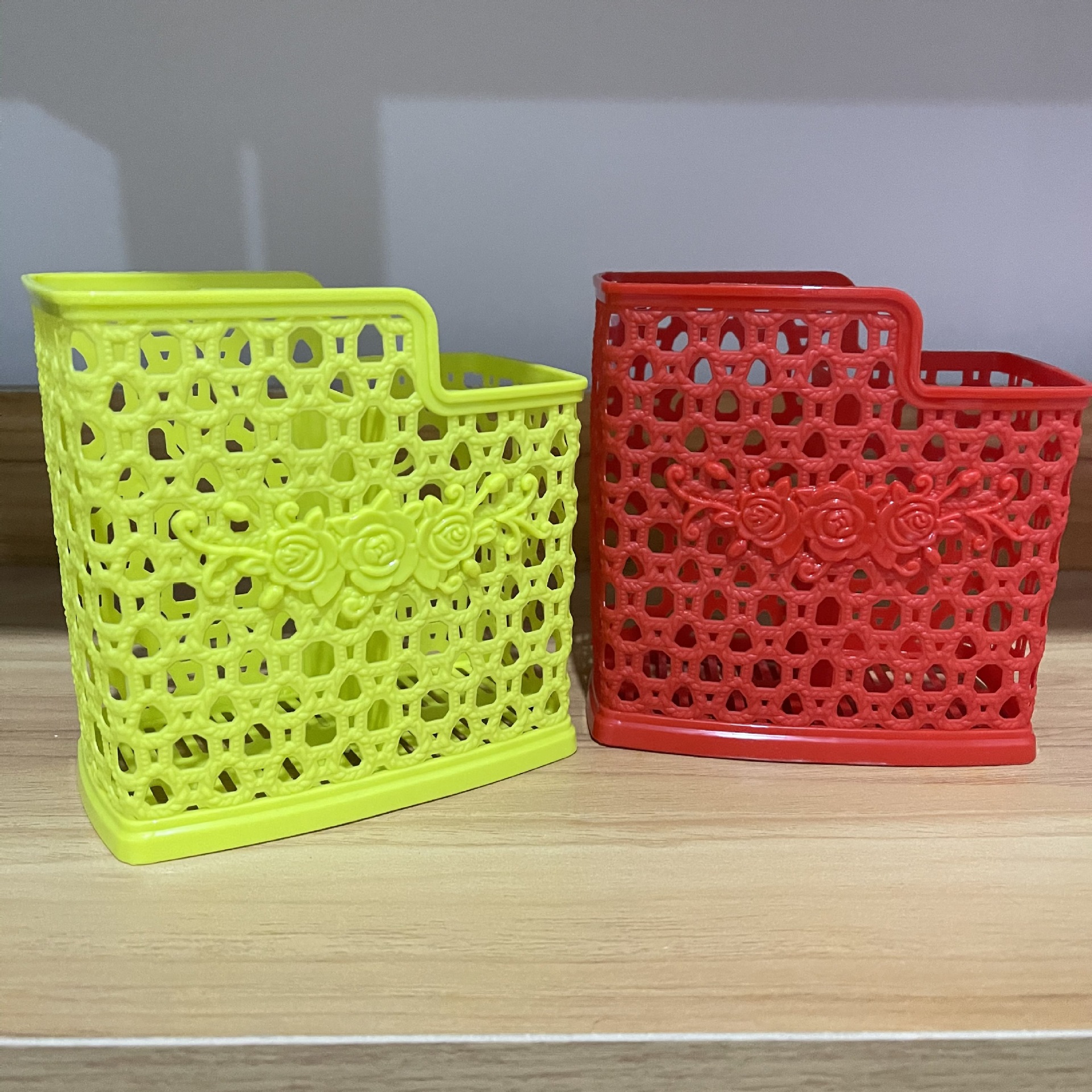 Double-grid quick cages, hollowed-out quick cages, quick cages for household use, leaky quick cages, 2-yuan wholesale supply, wholesale of general merchandise gifts Application Scenario